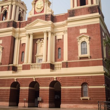 Connaught Place, Delhi, Hindistan 'daki Sacred Heart Katedrali. Orta Delhi' deki Katedral Kilisesi 'nin dışındaki güzel mimari manzara.