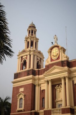 Connaught Place, Delhi, Hindistan 'daki Sacred Heart Katedrali. Orta Delhi' deki Katedral Kilisesi 'nin dışındaki güzel mimari manzara.