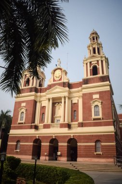Connaught Place, Delhi, Hindistan 'daki Sacred Heart Katedrali. Orta Delhi' deki Katedral Kilisesi 'nin dışındaki güzel mimari manzara.