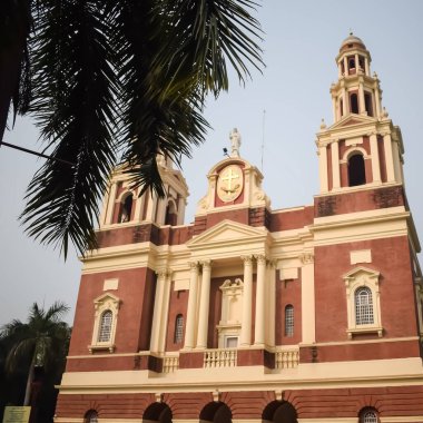 Connaught Place, Delhi, Hindistan 'daki Sacred Heart Katedrali. Orta Delhi' deki Katedral Kilisesi 'nin dışındaki güzel mimari manzara.