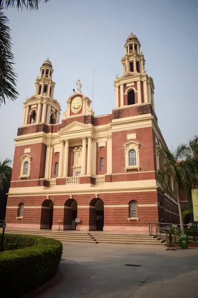 Connaught Place, Delhi, Hindistan 'daki Sacred Heart Katedrali. Orta Delhi' deki Katedral Kilisesi 'nin dışındaki güzel mimari manzara.