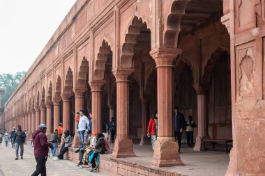 Agra, Uttar Pradesh, Hindistan - 31 Aralık 2024 - İnsanlar Tac Mahal 'i yedi dünya harikası arasında ziyaret ediyorlar. Bulutlu bir günde ünlü Hint İslami mirası, Taj Mahal Yamuna Nehri 'nin güney kıyısında yer alıyor.