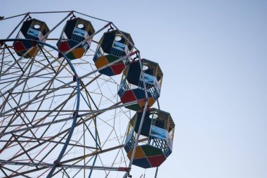Delhi, Hindistan 'da Dussehra Mela sırasında çok renkli Dev Tekerlek' in yakın çekimi. Dev tekerlek salıncağının alt görüntüsü. Akşam vakti renkli kamaraları olan dönme dolap..