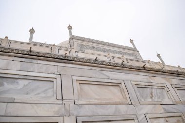 Tac Mahal 'in yedi dünya harikası arasında yer alan muhteşem manzarası. Bulutlu bir günde ünlü Hint İslami mirası, Taj Mahal Yamuna Nehri 'nin güney kıyısında yer alıyor.