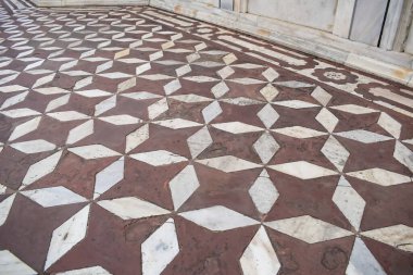 Tac Mahal 'in yedi dünya harikası arasında yer alan muhteşem manzarası. Bulutlu bir günde ünlü Hint İslami mirası, Taj Mahal Yamuna Nehri 'nin güney kıyısında yer alıyor.