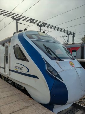 Delhi, Hindistan, 31 Aralık 2024 - Vande Bharat Ekspres treni Delhi 'den Anand Vihar tren istasyonundan Dehradun' a gidiyor, Vande Bharat Hindistan 'ın en hızlı treni