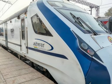 Delhi, Hindistan, 31 Aralık 2024 - Vande Bharat Ekspres treni Delhi 'den Anand Vihar tren istasyonundan Dehradun' a gidiyor, Vande Bharat Hindistan 'ın en hızlı treni