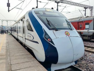 Delhi, Hindistan, 31 Aralık 2024 - Vande Bharat Ekspres treni Delhi 'den Anand Vihar tren istasyonundan Dehradun' a gidiyor, Vande Bharat Hindistan 'ın en hızlı treni