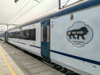 Delhi, Hindistan, 31 Aralık 2024 - Vande Bharat Ekspres treni Delhi 'den Anand Vihar tren istasyonundan Dehradun' a gidiyor, Vande Bharat Hindistan 'ın en hızlı treni