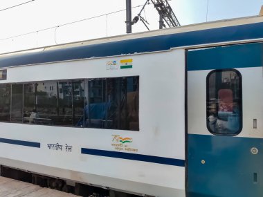 Delhi, Hindistan, 31 Aralık 2024 - Vande Bharat Ekspres treni Delhi 'den Anand Vihar tren istasyonundan Dehradun' a gidiyor, Vande Bharat Hindistan 'ın en hızlı treni