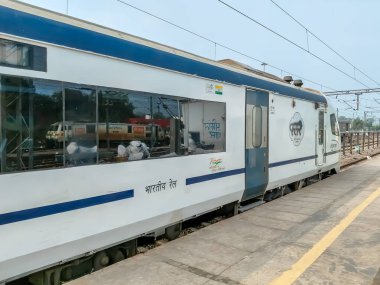 Delhi, Hindistan, 31 Aralık 2024 - Vande Bharat Ekspres treni Delhi 'den Anand Vihar tren istasyonundan Dehradun' a gidiyor, Vande Bharat Hindistan 'ın en hızlı treni