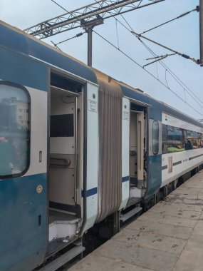 Delhi, Hindistan, 31 Aralık 2024 - Vande Bharat Ekspres treni Delhi 'den Anand Vihar tren istasyonundan Dehradun' a gidiyor, Vande Bharat Hindistan 'ın en hızlı treni