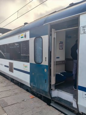 Delhi, Hindistan, 31 Aralık 2024 - Vande Bharat Ekspres treni Delhi 'den Anand Vihar tren istasyonundan Dehradun' a gidiyor, Vande Bharat Hindistan 'ın en hızlı treni