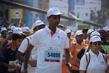 Yeni Delhi, Hindistan - 20 Ekim 2024 - Bitmek üzere olan maraton katılımcılarının bitiş çizgisini geçmek üzere olan Delhi Yarı Maratonu 2024