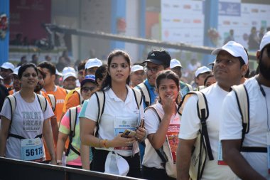 Yeni Delhi, Hindistan - 20 Ekim 2024 - Bitmek üzere olan maraton katılımcılarının bitiş çizgisini geçmek üzere olan Delhi Yarı Maratonu 2024