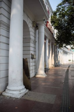Delhi, Hindistan, Kasım 03: 2024 - Yeni Delhi 'nin merkezinde ofis, banka ve alışveriş merkezi olarak bilinen ünlü iş bölgesi Connaught Place. İngiliz tarzı mimari CP