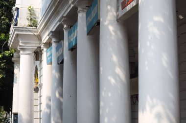 Delhi, Hindistan, Kasım 03: 2024 - Yeni Delhi 'nin merkezinde ofis, banka ve alışveriş merkezi olarak bilinen ünlü iş bölgesi Connaught Place. İngiliz tarzı mimari CP