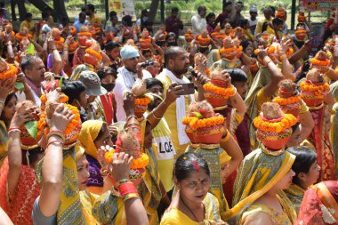 Yeni Delhi, Hindistan 25 Temmuz 2024 - Jagannath Tapınağı sırasında Kalaşlı kadınlar Mangal Kalash Yatra, Hintli Hintli dindarlar üzerinde hindistancevizi olan toprak kapları taşıyorlar