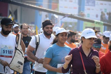 Yeni Delhi, Hindistan - 20 Ekim 2024 - Bitmek üzere olan maraton katılımcılarının bitiş çizgisini geçmek üzere olan Delhi Yarı Maratonu 2024