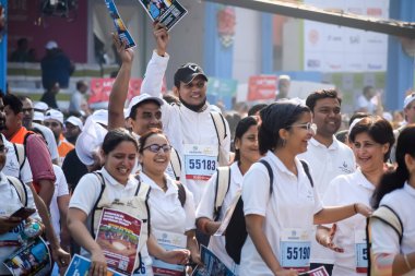 Yeni Delhi, Hindistan - 20 Ekim 2024 - Bitmek üzere olan maraton katılımcılarının bitiş çizgisini geçmek üzere olan Delhi Yarı Maratonu 2024