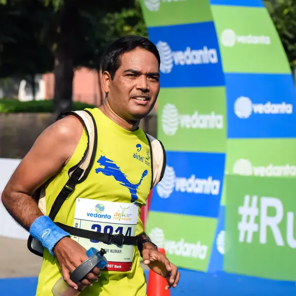 Yeni Delhi, Hindistan - 20 Ekim 2024 - Bitmek üzere olan maraton katılımcılarının bitiş çizgisini geçmek üzere olan Delhi Yarı Maratonu 2024