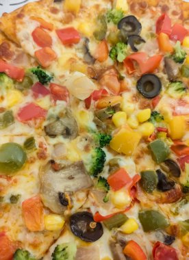 Biberli pizza tahtada, lezzetli ve çıtır vejetaryen pizzanın üst görüntüsü açık kahverengi masa arkasında Margherita.