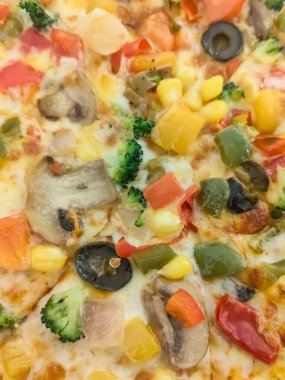 Biberli pizza tahtada, lezzetli ve çıtır vejetaryen pizzanın üst görüntüsü açık kahverengi masa arkasında Margherita.