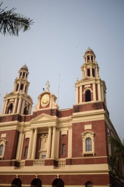 Connaught Place, Delhi, Hindistan 'daki Sacred Heart Katedrali. Orta Delhi' deki Katedral Kilisesi 'nin dışındaki güzel mimari manzara.