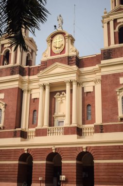 Connaught Place, Delhi, Hindistan 'daki Sacred Heart Katedrali. Orta Delhi' deki Katedral Kilisesi 'nin dışındaki güzel mimari manzara.
