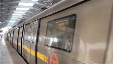 Yeni Delhi, Hindistan, 12 Ağustos 2024 - Delhi treni Yeni Delhi, Hindistan, Asya 'daki Jhandewalan metro istasyonuna varıyor.