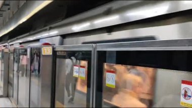 Yeni Delhi, Hindistan, 12 Ağustos 2024 - Delhi treni Yeni Delhi, Hindistan, Asya 'daki Jhandewalan metro istasyonuna varıyor.