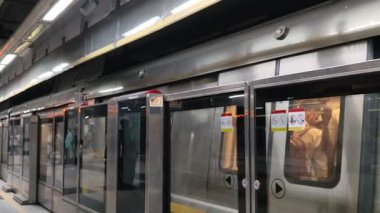 Yeni Delhi, Hindistan, 12 Ağustos 2024 - Delhi treni Yeni Delhi, Hindistan, Asya 'daki Jhandewalan metro istasyonuna varıyor.
