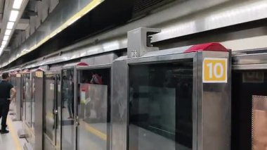 Yeni Delhi, Hindistan, 12 Ağustos 2024 - Delhi treni Yeni Delhi, Hindistan, Asya 'daki Jhandewalan metro istasyonuna varıyor.