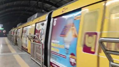 Yeni Delhi, Hindistan, 12 Ağustos 2024 - Delhi treni Yeni Delhi, Hindistan, Asya 'daki Jhandewalan metro istasyonuna varıyor.
