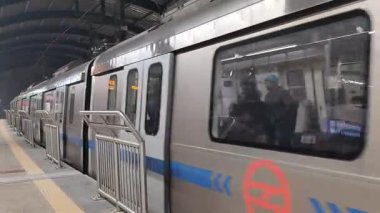 Yeni Delhi, Hindistan, 12 Ağustos 2024 - Delhi treni Yeni Delhi, Hindistan, Asya 'daki Jhandewalan metro istasyonuna varıyor.