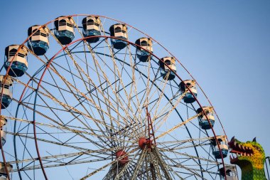 Delhi, Hindistan 'da Dussehra Mela sırasında çok renkli Dev Tekerlek' in yakın çekimi. Dev tekerlek salıncağının alt görüntüsü. Akşam vakti renkli kamaraları olan dönme dolap..