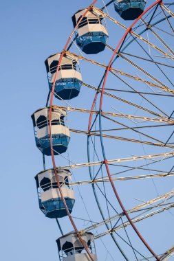 Delhi, Hindistan 'da Dussehra Mela sırasında çok renkli Dev Tekerlek' in yakın çekimi. Dev tekerlek salıncağının alt görüntüsü. Akşam vakti renkli kamaraları olan dönme dolap..