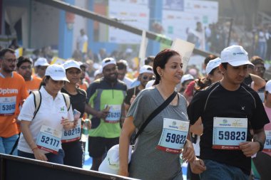 Yeni Delhi, Hindistan - 20 Ekim 2024 - Bitmek üzere olan maraton katılımcılarının bitiş çizgisini geçmek üzere olan Delhi Yarı Maratonu 2024