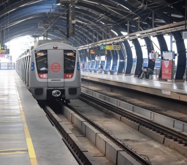 Yeni Delhi, Hindistan, 12 Ağustos 2024 - Delhi treni Yeni Delhi, Hindistan, Asya 'daki Jhandewalan metro istasyonuna varıyor.