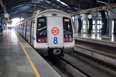 Yeni Delhi, Hindistan, 12 Ağustos 2024 - Delhi treni Yeni Delhi, Hindistan, Asya 'daki Jhandewalan metro istasyonuna varıyor.