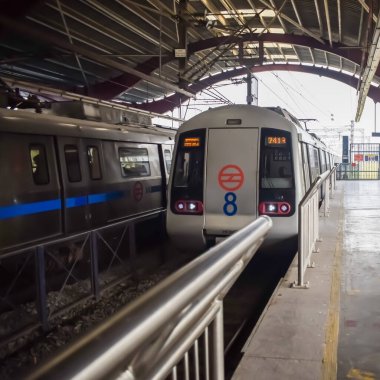 Yeni Delhi, Hindistan, 12 Ağustos 2024 - Delhi treni Yeni Delhi, Hindistan, Asya 'daki Jhandewalan metro istasyonuna varıyor.