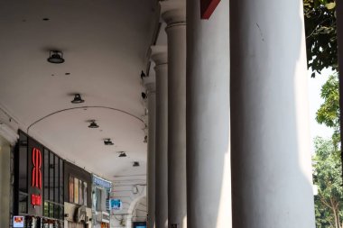 Delhi, Hindistan, Kasım 03: 2024 - Yeni Delhi 'nin merkezinde ofis, banka ve alışveriş merkezi olarak bilinen ünlü iş bölgesi Connaught Place. İngiliz tarzı mimari CP