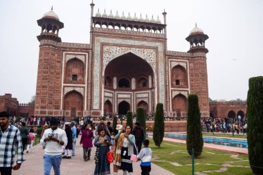Agra, Uttar Pradesh, Hindistan - 31 Aralık 2024 - İnsanlar Tac Mahal 'i yedi dünya harikası arasında ziyaret ediyorlar. Bulutlu bir günde ünlü Hint İslami mirası, Taj Mahal Yamuna Nehri 'nin güney kıyısında yer alıyor.