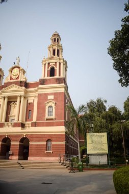 Connaught Place, Delhi, Hindistan 'daki Sacred Heart Katedrali. Orta Delhi' deki Katedral Kilisesi 'nin dışındaki güzel mimari manzara.