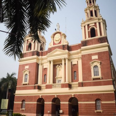 Connaught Place, Delhi, Hindistan 'daki Sacred Heart Katedrali. Orta Delhi' deki Katedral Kilisesi 'nin dışındaki güzel mimari manzara.