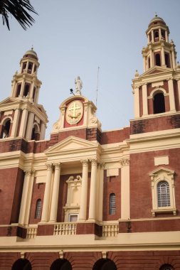 Connaught Place, Delhi, Hindistan 'daki Sacred Heart Katedrali. Orta Delhi' deki Katedral Kilisesi 'nin dışındaki güzel mimari manzara.