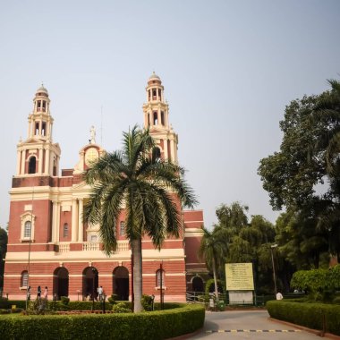 Connaught Place, Delhi, Hindistan 'daki Sacred Heart Katedrali. Orta Delhi' deki Katedral Kilisesi 'nin dışındaki güzel mimari manzara.