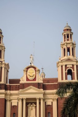 Connaught Place, Delhi, Hindistan 'daki Sacred Heart Katedrali. Orta Delhi' deki Katedral Kilisesi 'nin dışındaki güzel mimari manzara.