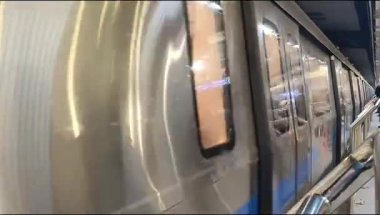 Yeni Delhi, Hindistan, 12 Ağustos 2024 - Delhi treni Yeni Delhi, Hindistan, Asya 'daki Jhandewalan metro istasyonuna varıyor.