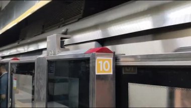 Yeni Delhi, Hindistan, 12 Ağustos 2024 - Delhi treni Yeni Delhi, Hindistan, Asya 'daki Jhandewalan metro istasyonuna varıyor.